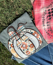 Load image into Gallery viewer, Floral Pumpkin Tee

